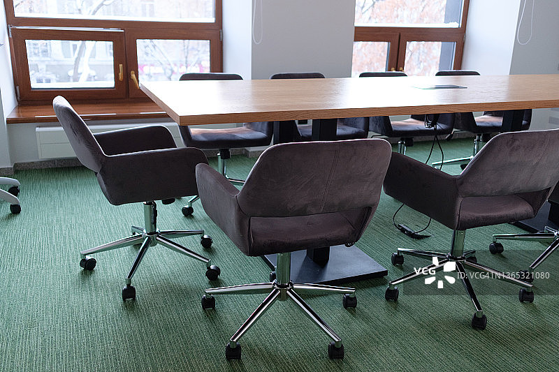 用于培训或会议的封闭式现代教室：会议室内的桌椅，协作空间，谈判和面试场所，疫情期间的空房间，遵守规则，保持社交距离，封锁。图片素材
