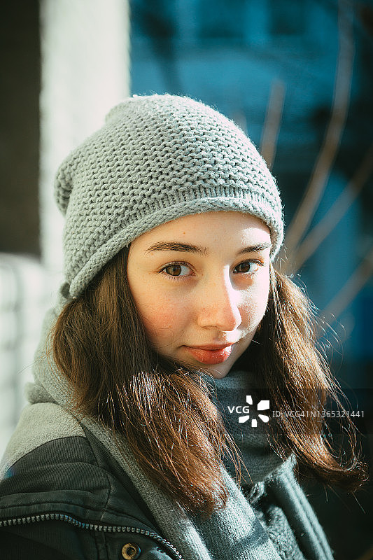 户外穿着冬季服装的少女肖像图片素材