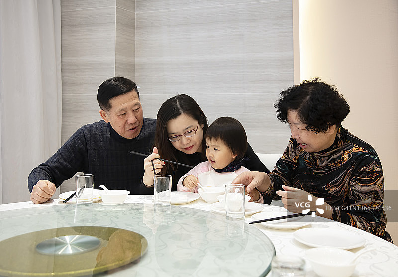 三代人在餐厅用餐图片素材