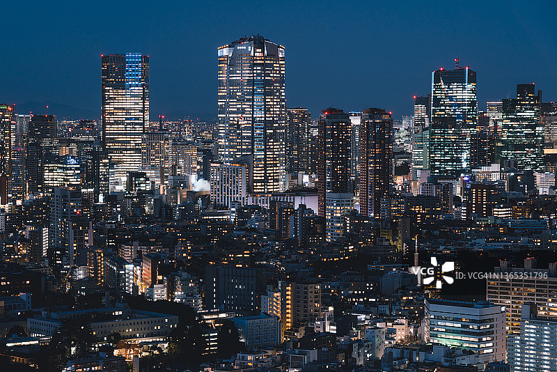 冬季夜晚的东京天际线图片素材
