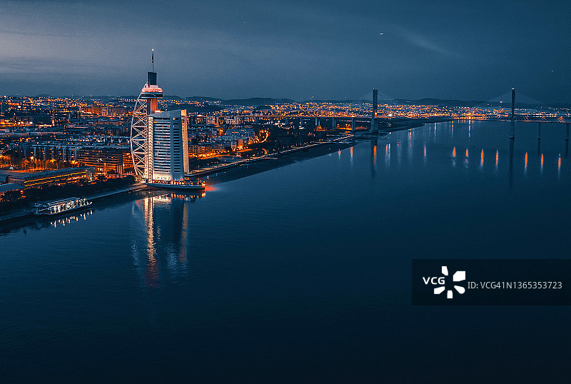 里斯本城市风光：塔霍河与里斯本世博会98现代区图片素材