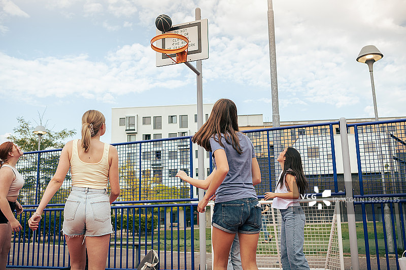 一群女孩在户外打篮球图片素材