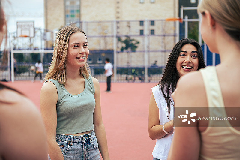 一群青少年在户外篮球场聚会图片素材