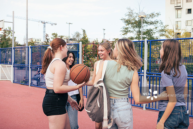 一群青少年在户外篮球场聚会图片素材