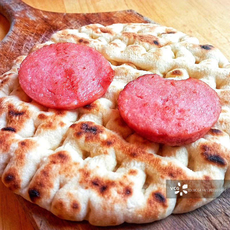 皮塔饼和大蒜萨拉米图片素材