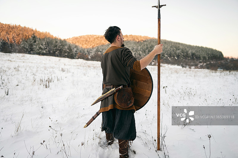 中世纪武士眺望日落图片素材