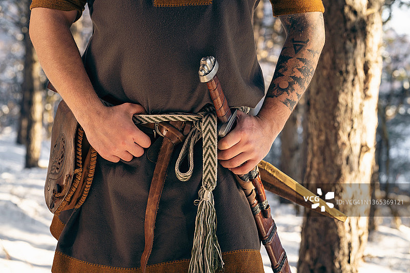 中世纪武士，腰间佩剑图片素材