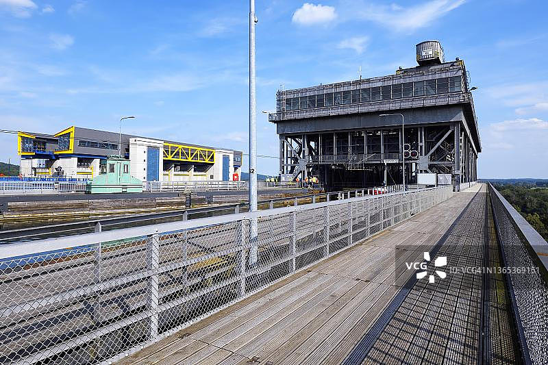 德国勃兰登堡奥德-哈维尔运河的新旧尼德芬诺船舶升降机图片素材