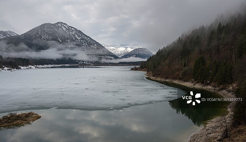 德国巴伐利亚伦格里斯锡尔文施泰因水库的秋季清晨雾气图片素材