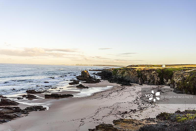 葡萄牙阿连特茹锡尼什和科武港之间的萨莫凯拉海滩美丽的景观和海景，岩层图片素材