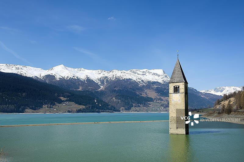 位于意大利雷申湖的旧格劳恩教堂塔楼图片素材