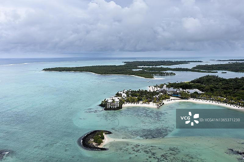 毛里求斯弗拉克区，格兰特港附近的鸟瞰，香格里拉乐托斯洛克酒店、卡特岛、塞夫岛图片素材