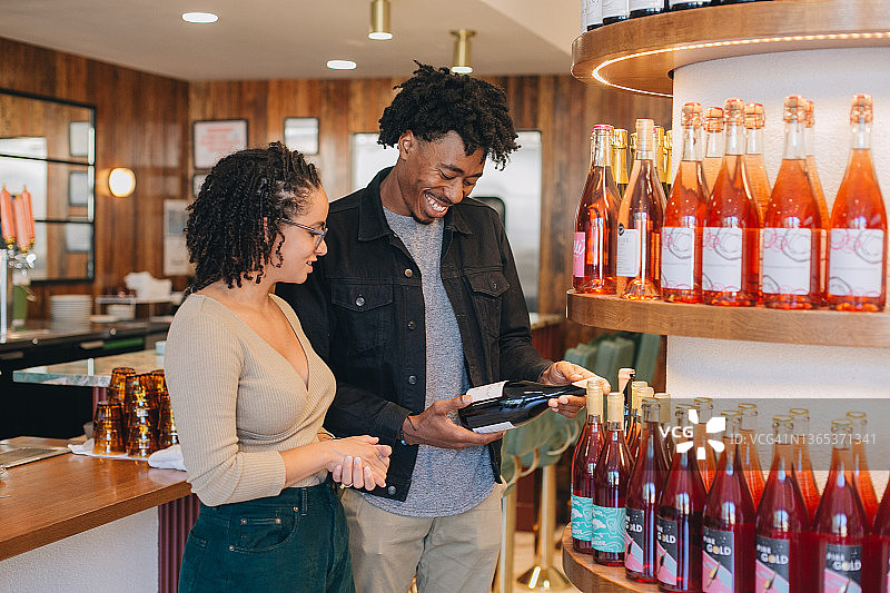 一对夫妇在购买葡萄酒图片素材