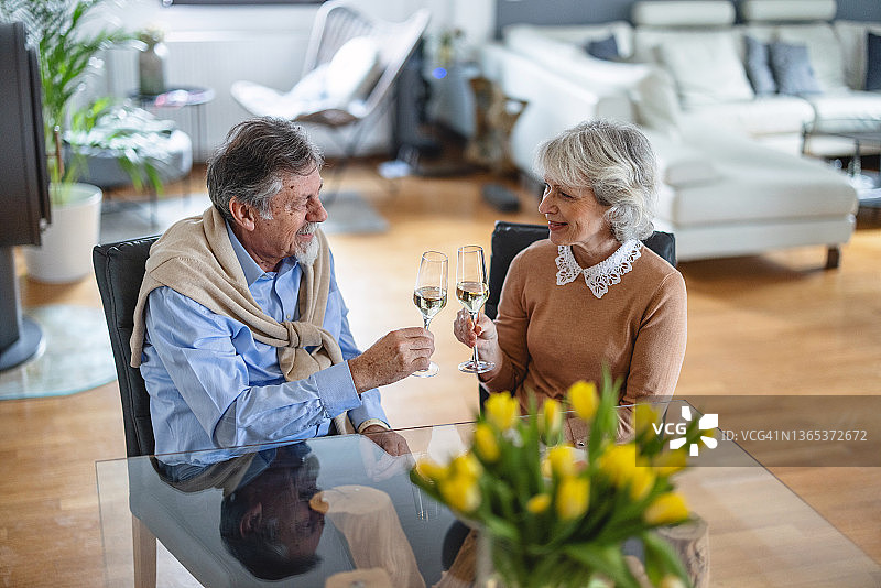 可爱的年长夫妇在家互相祝酒图片素材