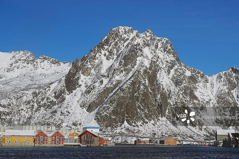 挪威诺尔兰朗霍尔门斯沃尔韦尔：岛上和高耸雪山上的酒店图片素材