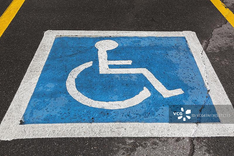 加拿大魁北克停车场内的残疾人停车位标志图片素材