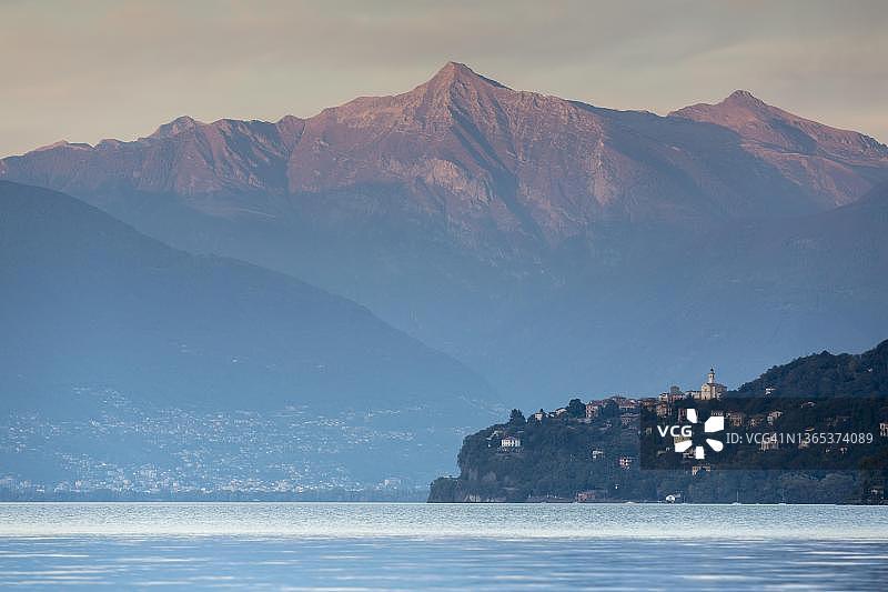 意大利皮埃蒙特坎诺比奥马焦雷湖的傍晚光线图片素材