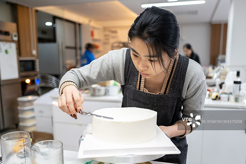 女厨师专注制作蛋糕图片素材