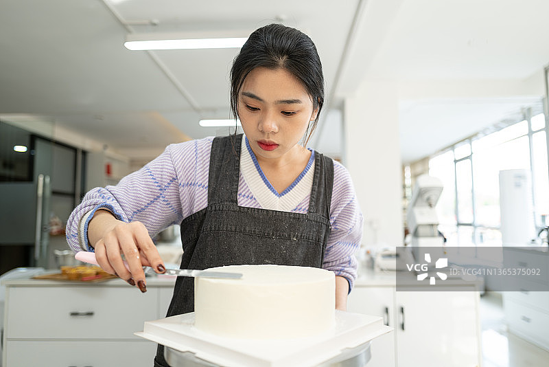 制作蛋糕的女厨师图片素材