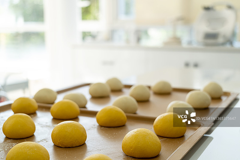 烘烤前的面团图片素材