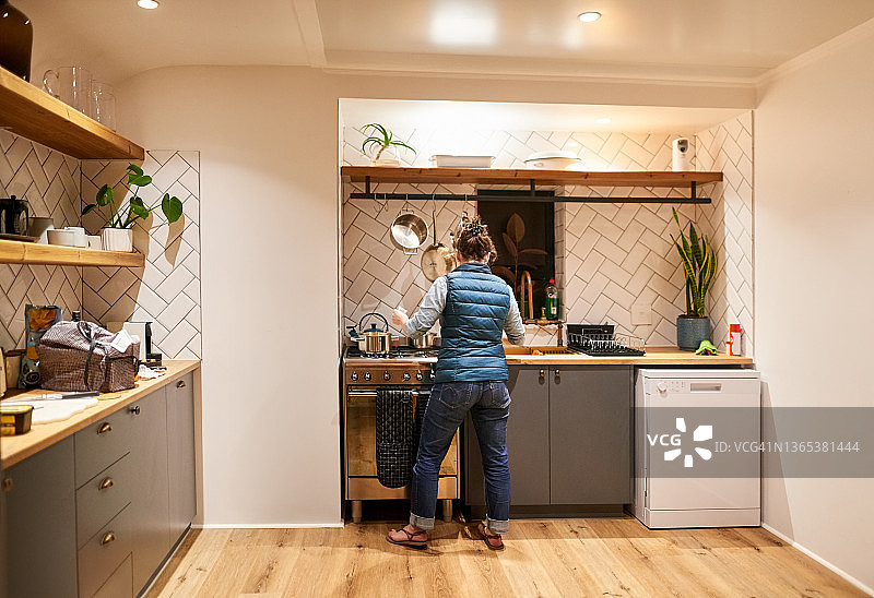 女子在家中厨房准备食物图片素材