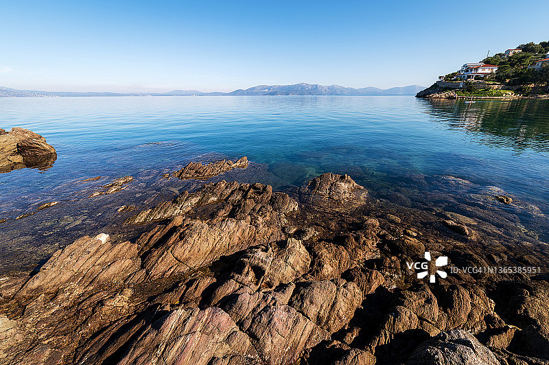 平静海边的岩层图片素材