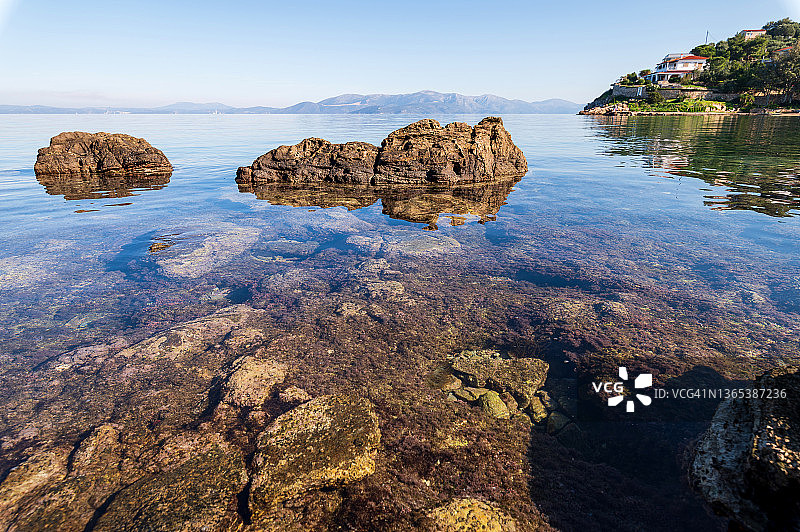 岩层和清澈的海水图片素材