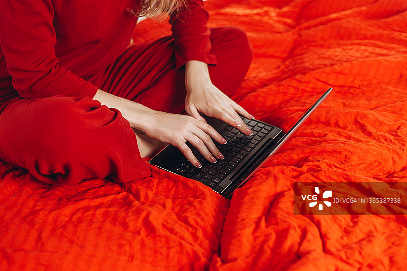 以土耳其坐姿使用笔记本电脑的年轻女人图片素材