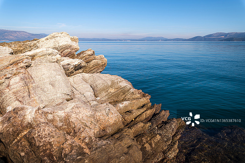 平静海边的岩层图片素材