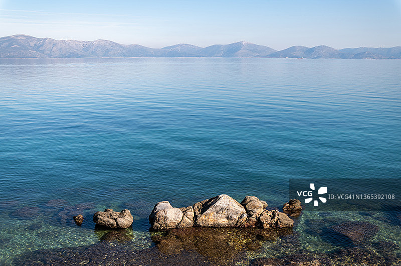 海中岩石与背景岛屿图片素材