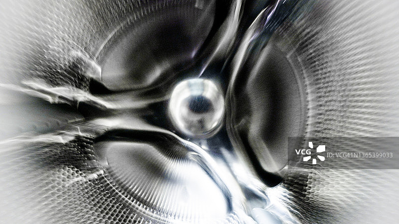 金属圆筒内运动的螺旋桨图片素材