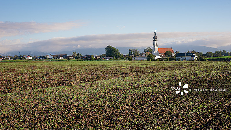 巴伐利亚乡村的教堂 - 德国阳光明媚的早晨图片素材