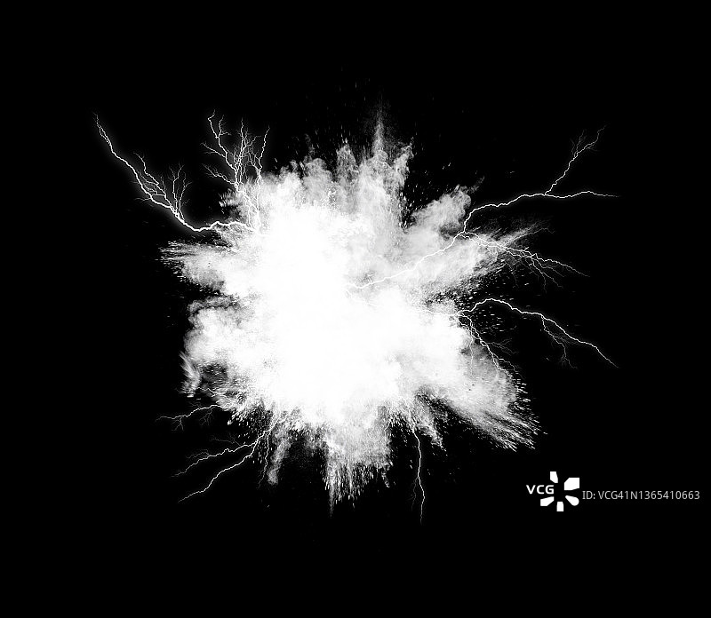 黑色背景上带有闪电的白色烟雾云图片素材