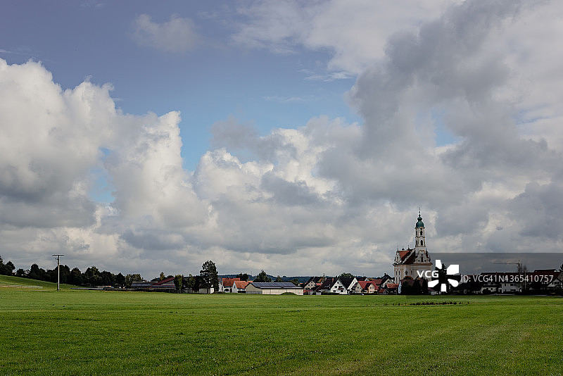 德国巴登-符腾堡州的施泰因豪森村和巴洛克式教堂图片素材