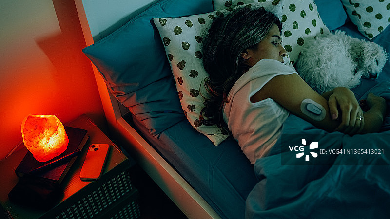 年轻女人患有1型糖尿病的一天。图片素材