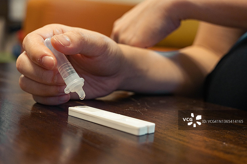 在家用快速测试盒进行COVID-19冠状病毒手部测试图片素材