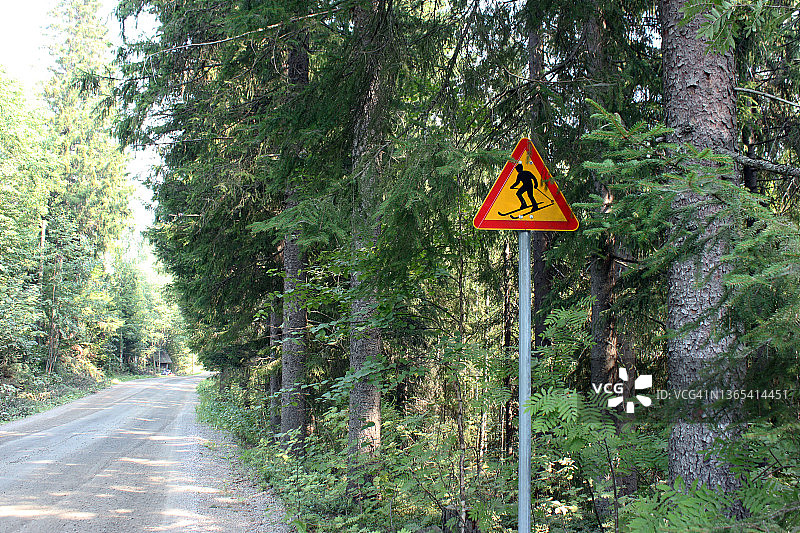芬兰道路旁的警告标志图片素材