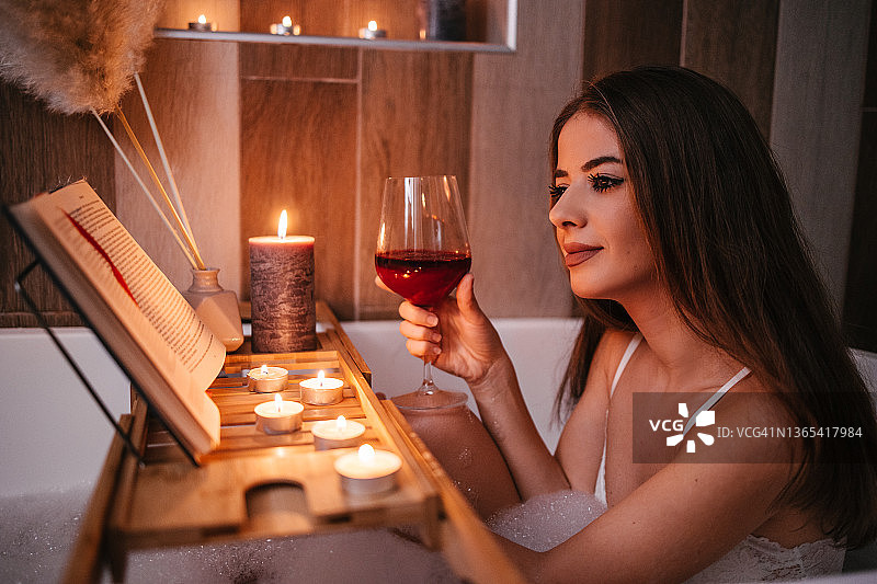 女人在浴缸里读书图片素材