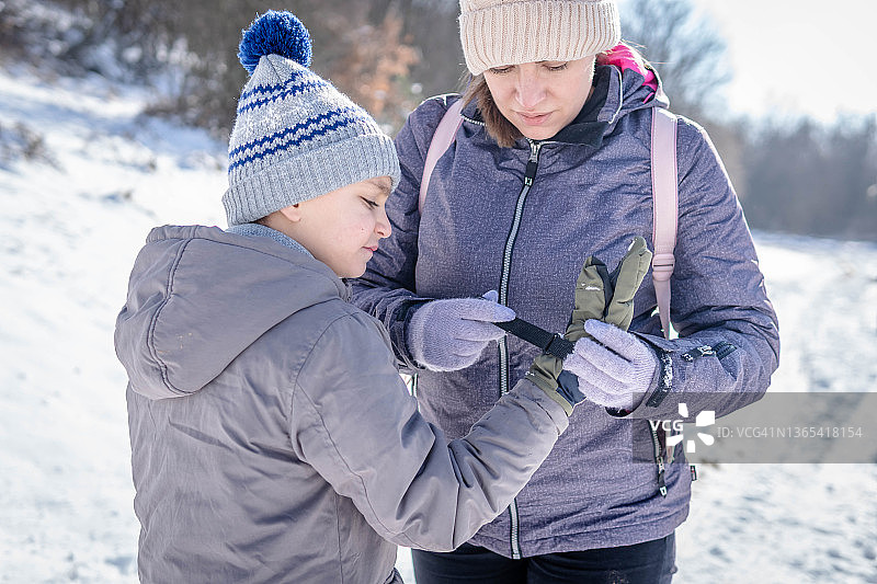 我的手很冷！图片素材