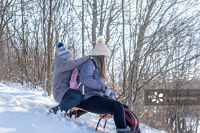 和妈妈一起乘坐雪橇图片素材