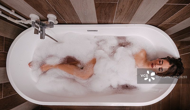 女人在泡泡浴中图片素材
