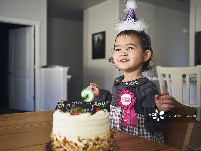 女幼儿庆祝2岁生日图片素材