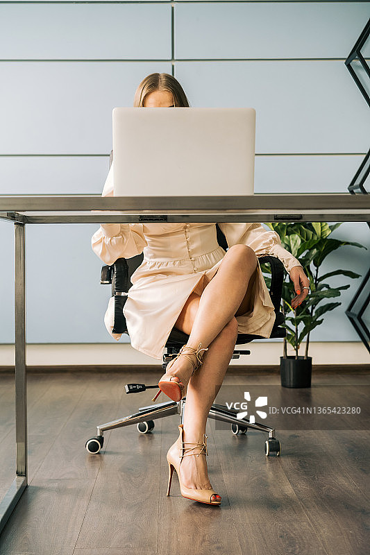 坐在桌旁的女人图片素材