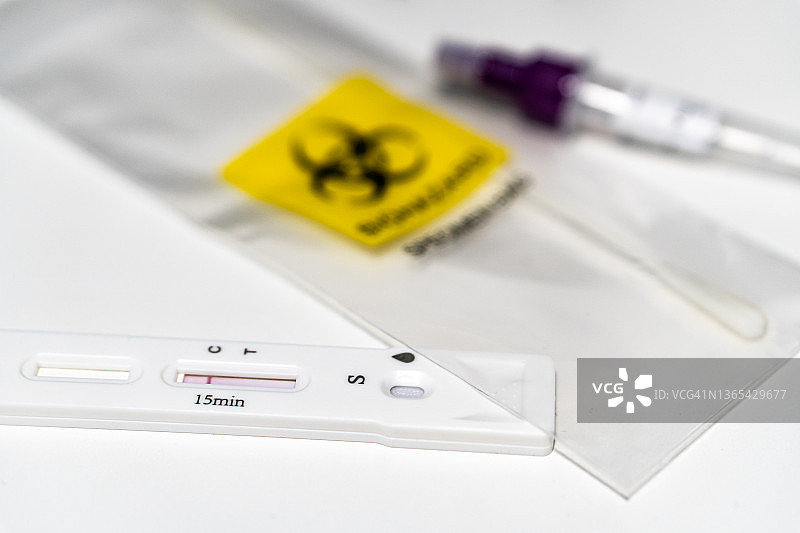 白色桌子上带少量焦点和复制空间的新冠PCR抗原测试盒图片素材