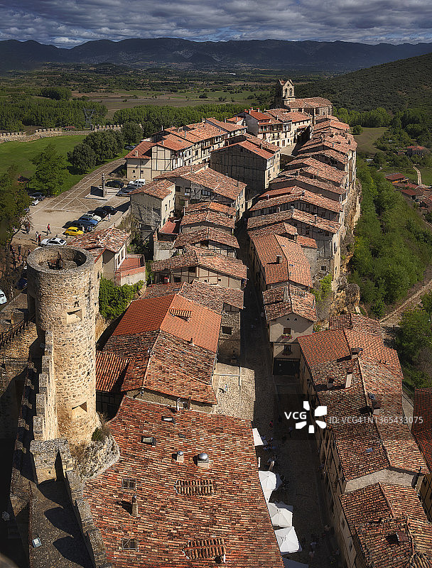 西班牙卡斯蒂利亚-莱昂自治区弗里亚斯小镇全景图片素材