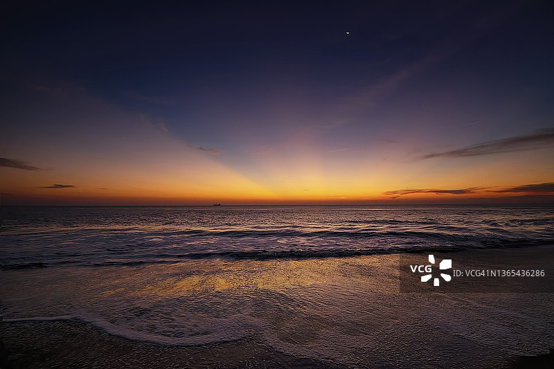 美丽的海角亨洛彭日出时分的海滩上空,出现深色日出天空,位于新泽西州,十月图片素材