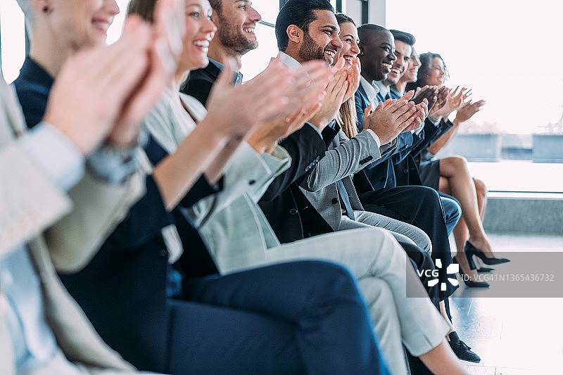 商务人士在会议厅的研讨会上鼓掌图片素材