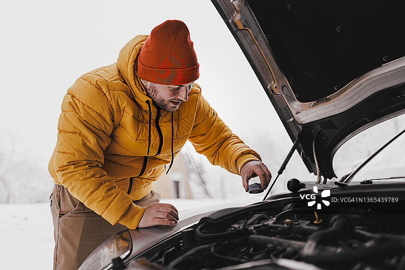 雪天汽车故障图片素材