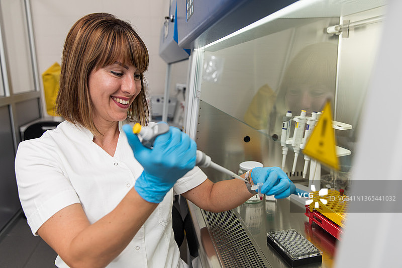 女分子生物学家工作照图片素材