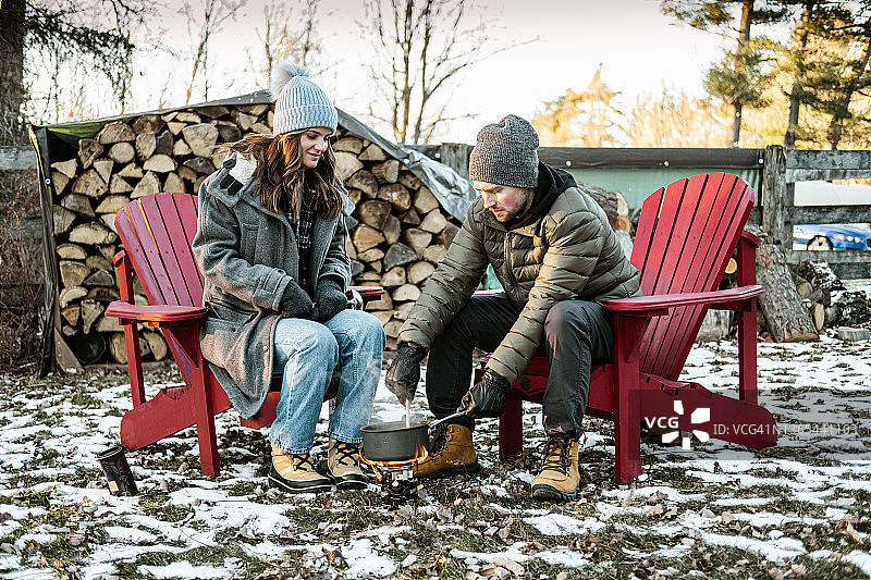 年轻夫妇在户外制作热巧克力饮品图片素材